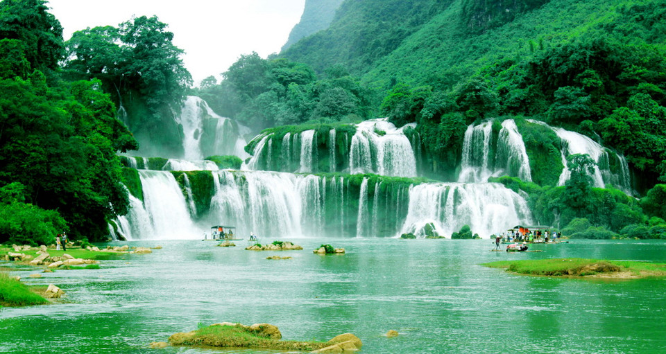 Những năm gần đây, lượng khách du lịch trong và ngoài nước đến tham quan ngày một đông, trung bình hơn 30.000 lượt khách/năm, góp phần quan trọng vào việc phát triển kinh tế xã hội nói chung và du lịch nói riêng của tỉnh Cao Bằng. (Ảnh: Phương Hoa/TTXVN)