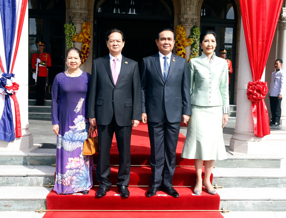Thủ tướng Thái Lan Prayut Chan-o-cha và Phu nhân cùng Thủ tướng Nguyễn Tấn Dũng và Phu nhân. (Ảnh: Đức Tám/TTXVN) 