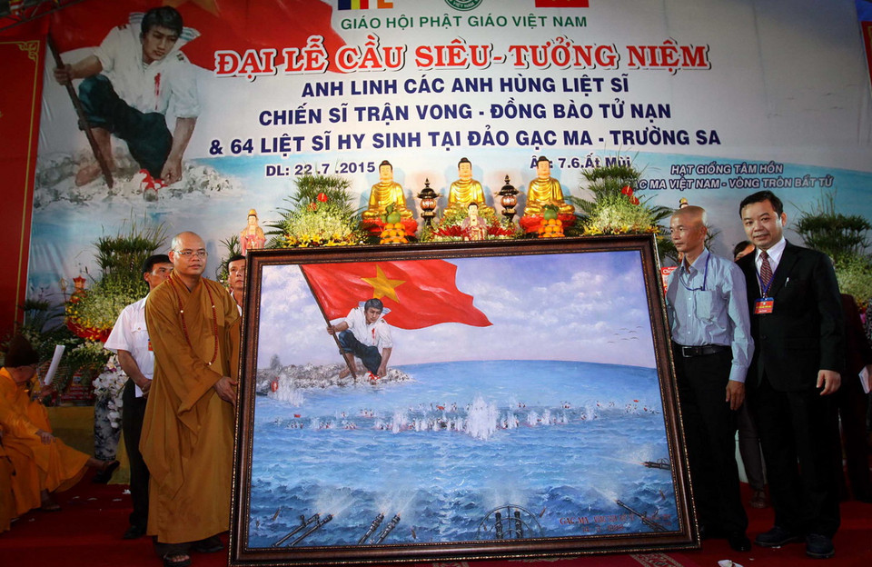 Bức tranh 'Gạc Ma - Vòng tròn bất tử' được mua với giá 1,28 tỷ đồng và người đấu giá thành công khẳng định sẽ tặng nó cho Bảo tàng Quân sự Việt Nam. (Ảnh: Thanh Vũ/TTXVN)