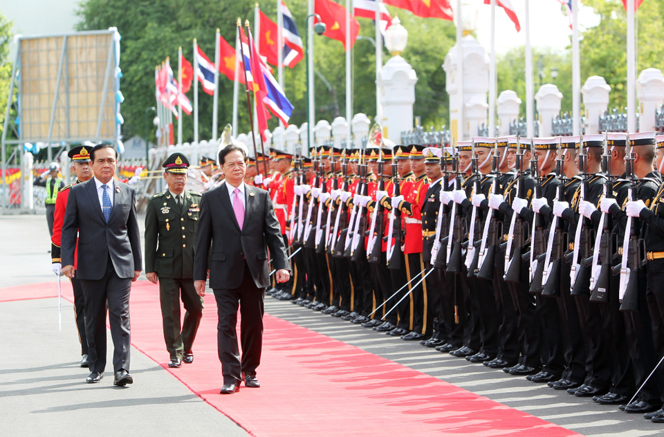 Thủ tướng Thái Lan Prayut Chan-o-cha và Thủ tướng Nguyễn Tấn Dũng duyệt đội danh dự. (Ảnh: Đức Tám/TTXVN) 