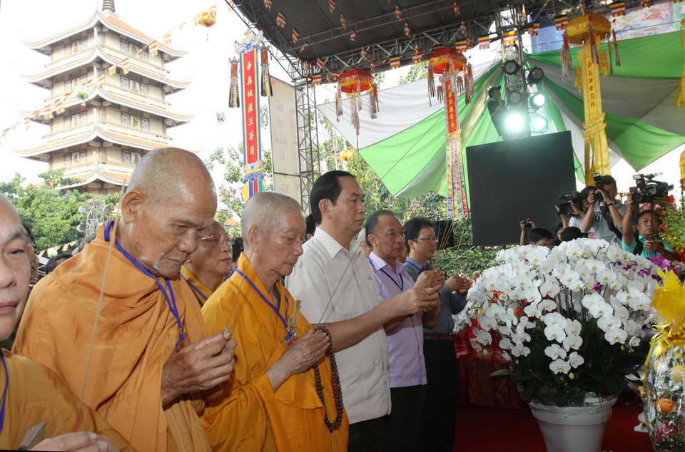 Đại tướng Trần Đại Quang và các nhà sư tại lễ cầu siêu. (Ảnh: Thanh Vũ/TTXVN)