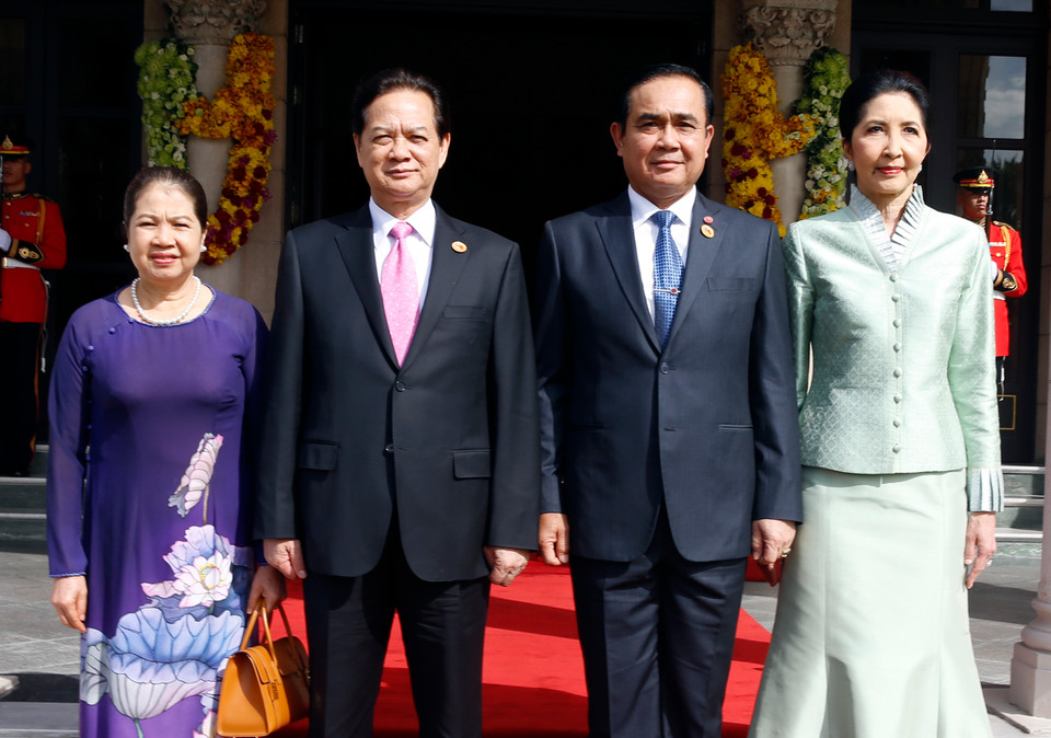 Thủ tướng Thái Lan Prayut Chan-o-cha và Phu nhân cùng Thủ tướng Nguyễn Tấn Dũng và Phu nhân. (Ảnh: Đức Tám/TTXVN) 