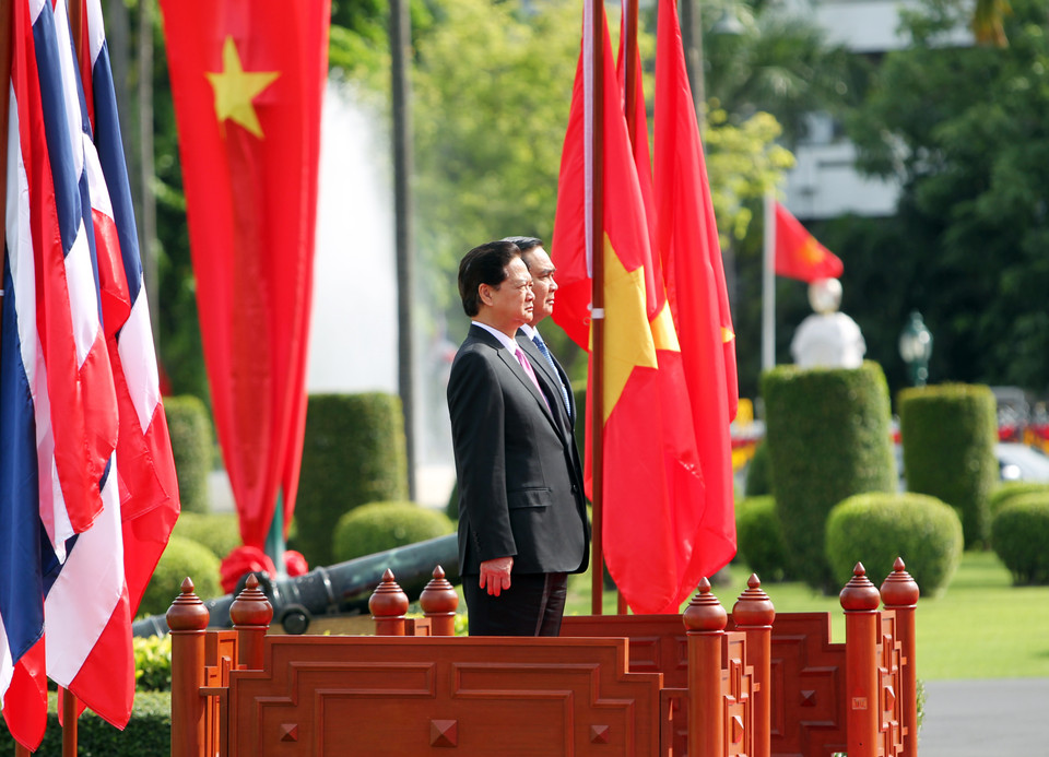 Thủ tướng Thái Lan Prayut Chan-o-cha và Thủ tướng Nguyễn Tấn Dũng chào cờ hai nước Việt Nam-Thái Lan. (Ảnh: Đức Tám/TTXVN) 