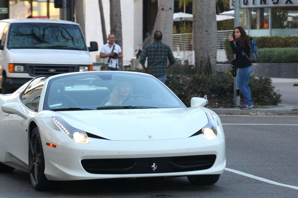 Cô ca sỹ Iggy Azalea lái chiếc Ferrari 458 trắng nổi bật. (Nguồn: Splash News)