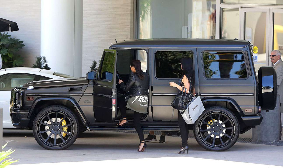 Kim Kardashian bên chiếc G Wagen hầm hố. (Nguồn: Rex)