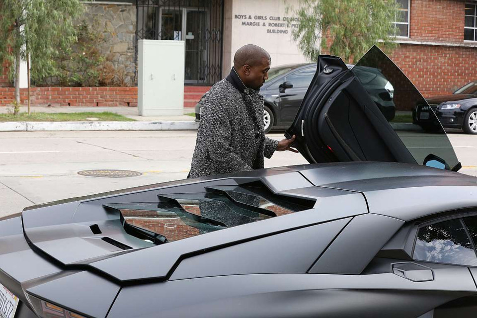 Anh chàng rapper Kanye West lắm tài nhiều tật bên chiếc Lamborghini của mình. (Nguồn: Rex)