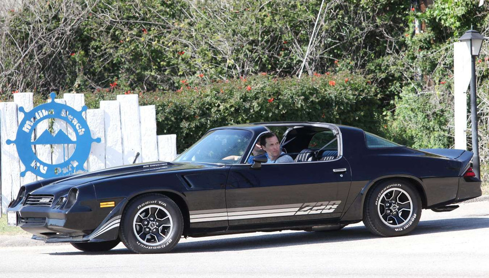  Matthew McConaughey và chiếc Camaro Z28 của mình. (Nguồn: Rex)