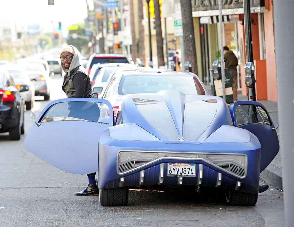 Thành viên của The Black Eyes Peas Will.I.Am lái chiếc xe trị giá gần 1 triệu USD. (Nguồn: Splash News)