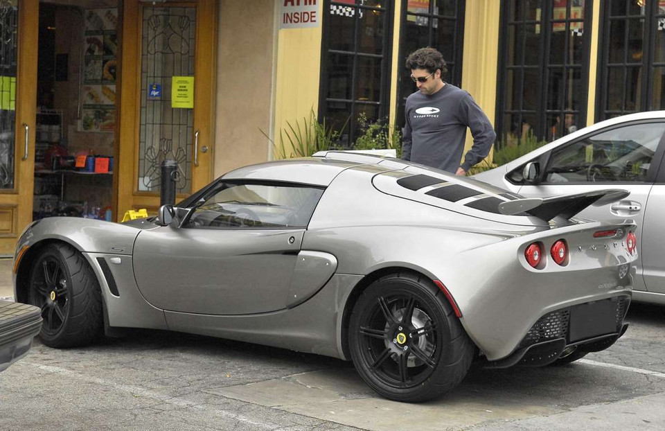 Chiếc xe thể thao Lotus Elise nổi bật trên đường phố. (Nguồn: Rex)