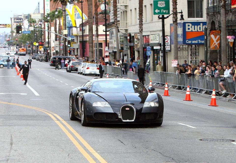 Tom Cruise và người vợ cũ Katie Holmes trên chiếc Bugatti Veyron. (Nguồn: Getty Images)