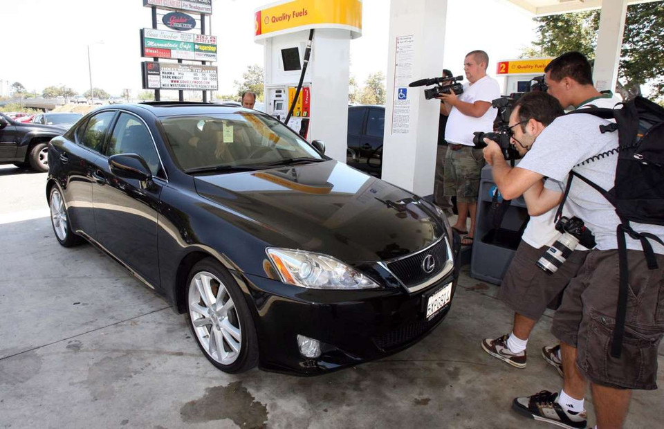 Chiếc Lexus của Sienna Miller xuất hiện ở California, Mỹ. (Nguồn: Rex)