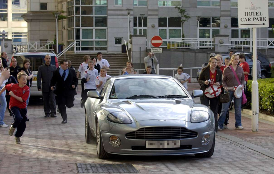 Chiếc Aston Martin Vanquish S của tiền đạo Wayne Rooney đang khoác áo Manchester United. (Nguồn: Rex)