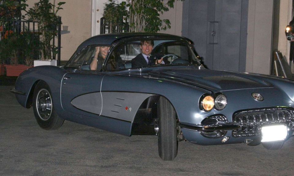 Tom Cruise và vợ cũ Katie Holmes trên chiếc Chevrolet Corvette. (Nguồn: Rex)