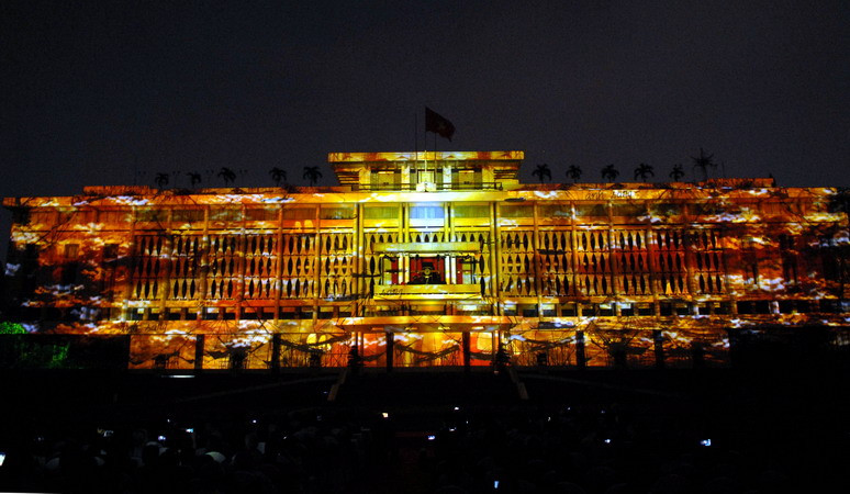 Màn trình diễn ánh sáng tại Dinh Thống Nhất. (Ảnh: Mạnh Linh-TTXVN)