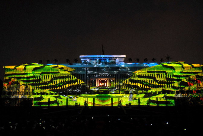 Màn trình diễn ánh sáng tại Dinh Thống Nhất. (Ảnh: Mạnh Linh-TTXVN)