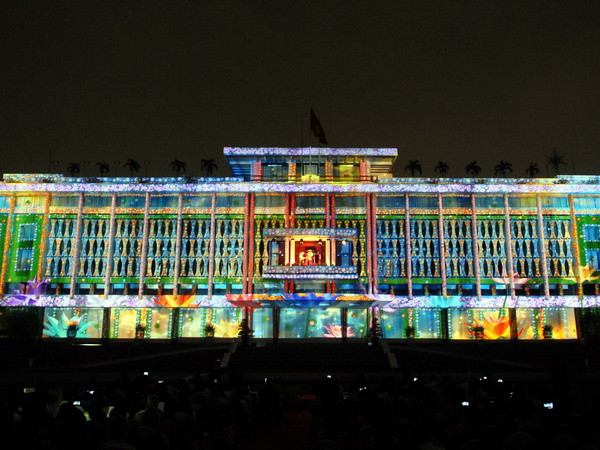 Màn trình diễn ánh sáng tại Dinh Thống Nhất. (Ảnh: Mạnh Linh-TTXVN)