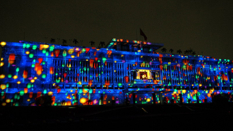 Màn trình diễn ánh sáng tại Dinh Thống Nhất. (Ảnh: Mạnh Linh-TTXVN)