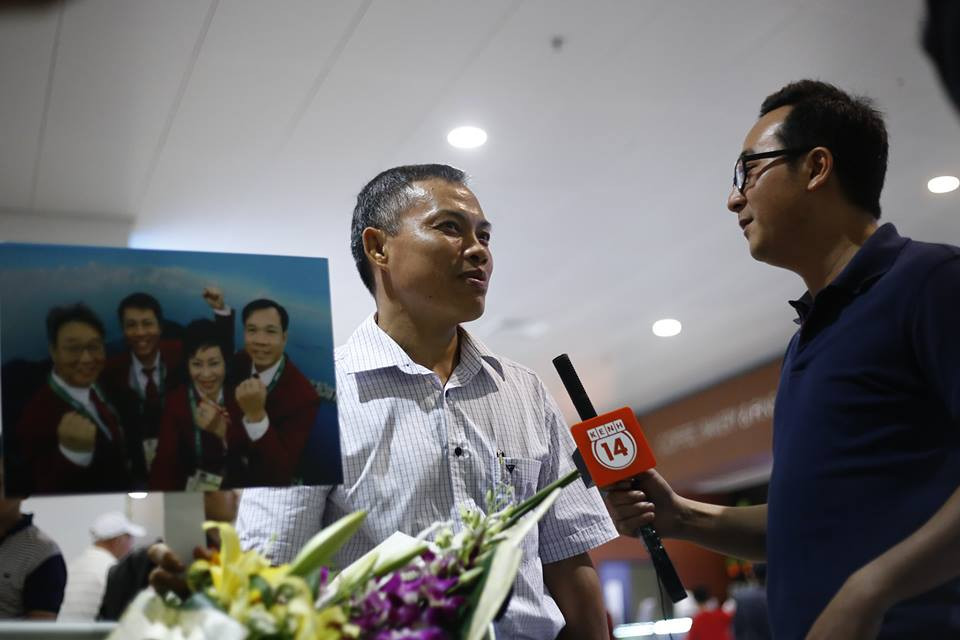 Một thành viên của Liên đoàn bắn súng Việt Nam ra đón Xuân Vinh. Ông cho biết bắn súng Việt Nam tự hào và hãnh diễn vì kì tích của Xuân Vinh. (Ảnh: Minh Chiến/Vietnam+)