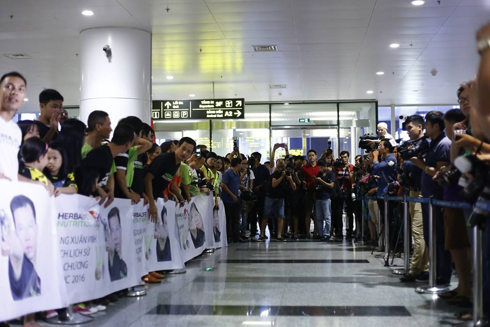 Khoảng 200 cổ động viên và phóng viên đang có mặt ở cổng đến quốc tế sân bay Nội Bài chờ đón Xuân Vinh. (Ảnh: Minh Chiến/Vietnam+)