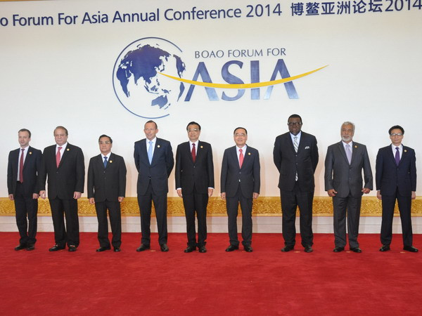 Phó Thủ tướng Vũ Đức Đam (ngoài cùng bên phải) chụp ảnh chung với các Trưởng đoàn.(Ảnh: Hải Yến/TTXVN)