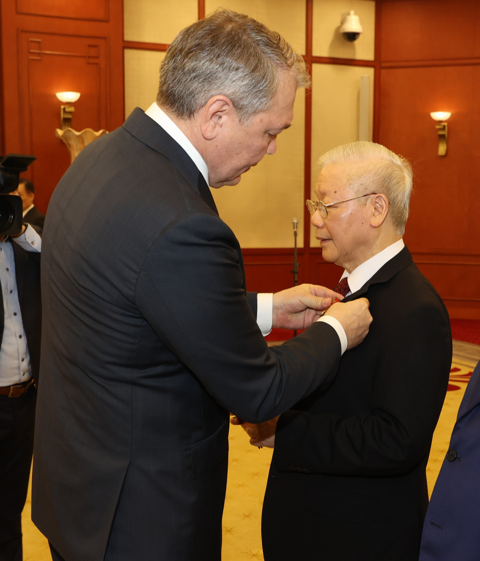 Thay mặt Ban Chấp hành Trung ương Đảng Cộng sản Liên bang Nga, ông Leonid Kalashnikov, Phó Chủ tịch Đảng Cộng sản Liên bang Nga, Chủ nhiệm Ủy ban các vấn đề về khối cộng đồng các quốc gia độc lập, Liên kết Á-Âu và Kiều bào, Chủ tịch Nhóm nghị sỹ hữu nghị Nga-Việt tại Duma Quốc gia Nga trao tặng Tổng Bí thư Nguyễn Phú Trọng Giải thưởng Lenin. (Ảnh: Trí Dũng/TTXVN)