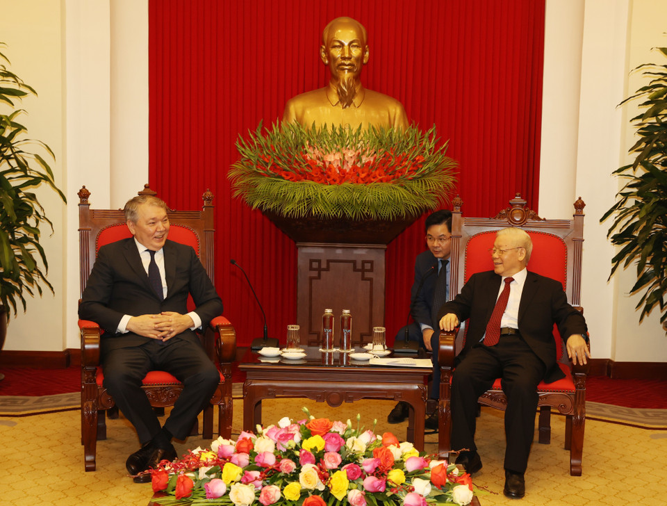 Ông Leonid Kalashnikov công bố Nghị quyết của Ban Chấp hành Trung ương Đảng Cộng sản Liên bang Nga trao tặng Tổng Bí thư Nguyễn Phú Trọng Giải thưởng Lenin. (Ảnh: Trí Dũng/TTXVN)