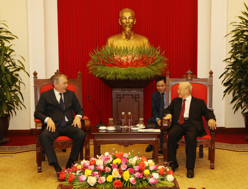 Chiều 15/12, tại Trụ sở Trung ương Đảng, Tổng Bí thư Nguyễn Phú Trọng tiếp ông Leonid Kalashnikov, Phó Chủ tịch Đảng Cộng sản Liên bang Nga, Chủ nhiệm Ủy ban các vấn đề về khối cộng đồng các quốc gia độc lập, Liên kết Á-Âu và Kiều bào, Chủ tịch Nhóm nghị sỹ hữu nghị Nga-Việt tại Duma Quốc gia Nga. (Ảnh: Trí Dũng/TTXVN)