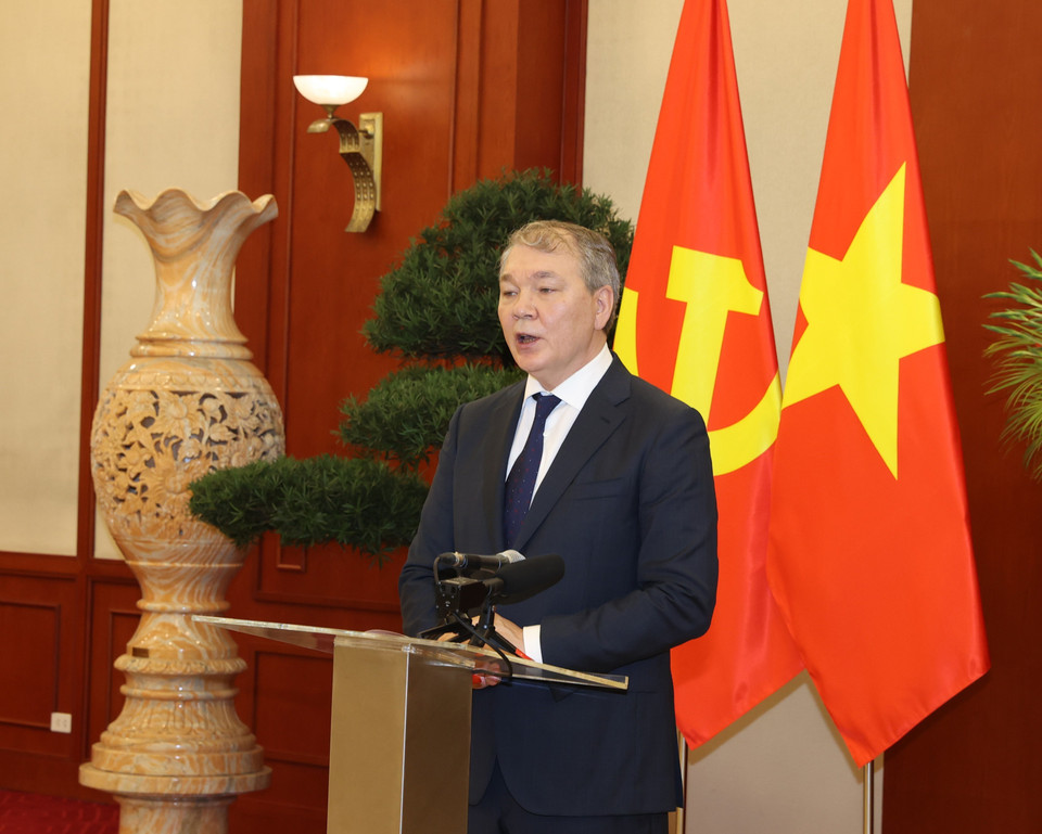 Ông Leonid Kalashnikov, Phó Chủ tịch Đảng Cộng sản Liên bang Nga, Chủ nhiệm Ủy ban các vấn đề về khối cộng đồng các quốc gia độc lập, Liên kết Á-Âu và Kiều bào, Chủ tịch Nhóm nghị sỹ hữu nghị Nga-Việt tại Duma Quốc gia Nga công bố Nghị quyết của Ban Chấp hành Trung ương Đảng Cộng sản Liên bang Nga trao tặng Tổng Bí thư Nguyễn Phú Trọng Giải thưởng Lenin. (Ảnh: Trí Dũng/TTXVN)