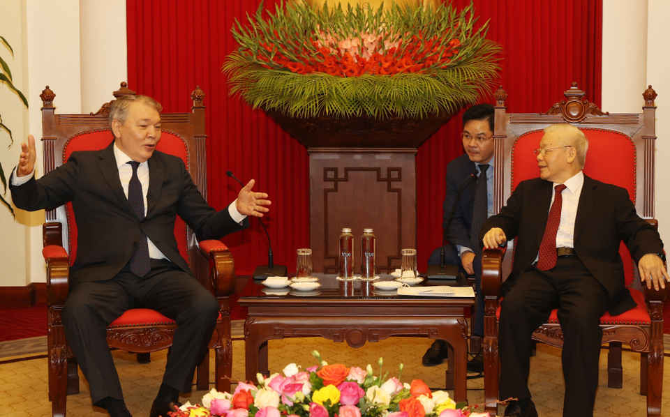 Tổng Bí thư Nguyễn Phú Trọng tiếp ông Leonid Kalashnikov, Phó Chủ tịch Đảng Cộng sản Liên bang Nga, Chủ nhiệm Ủy ban các vấn đề về khối cộng đồng các quốc gia độc lập, Liên kết Á-Âu và Kiều bào, Chủ tịch Nhóm nghị sỹ hữu nghị Nga-Việt tại Duma Quốc gia Nga. (Ảnh: Trí Dũng/TTXVN)