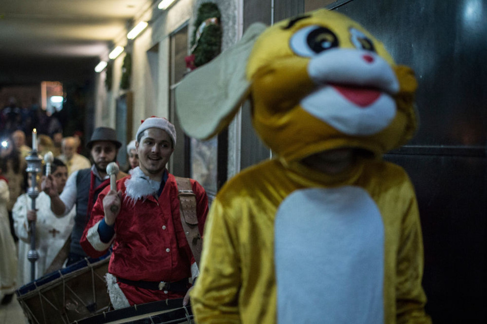 Bên cạnh Ông già Noel còn có nhiều bộ trang phục đặc sắc khác. (nguồn: Sputniknews)