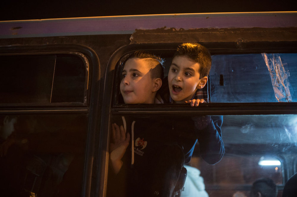 Rất nhiều người dẫn theo trẻ nhỏ tổ chức tiệc Giáng sinh cùng nhau ở ngoài đường. (Nguồn: Sputniknews)