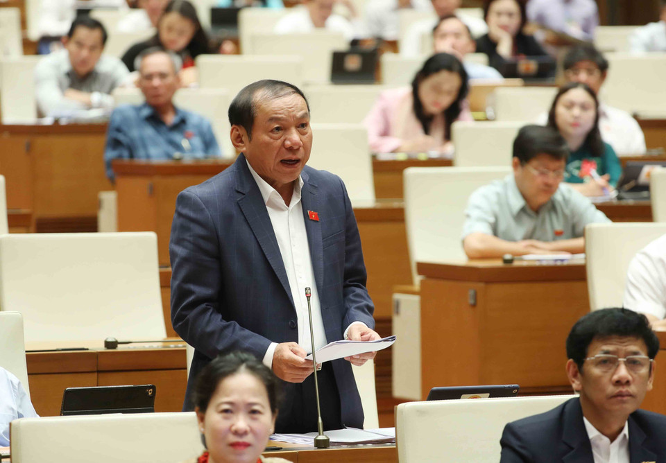 Bộ trưởng Bộ Văn hóa, Thể thao và Du lịch Nguyễn Văn Hùng trả lời chất vấn. (Ảnh: An Đăng/TTXVN)