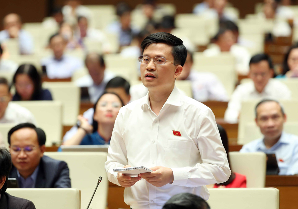 Đại biểu Quốc hội tỉnh Phú Yên Đỗ Chí Nghĩa đặt câu hỏi chất vấn các thành viên Chính phủ. (Ảnh: An Đăng/TTXVN)