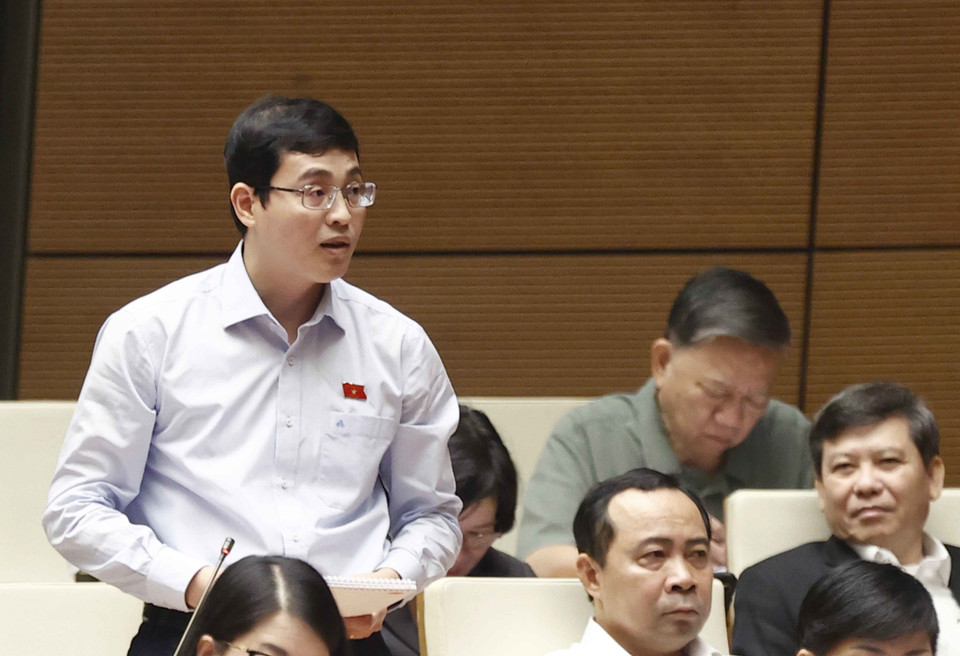 Đại biểu Quốc hội Thành phố Hồ Chí Minh Đỗ Đức Hiển đặt câu hỏi chất vấn. (Ảnh: Doãn Tấn/TTXVN)