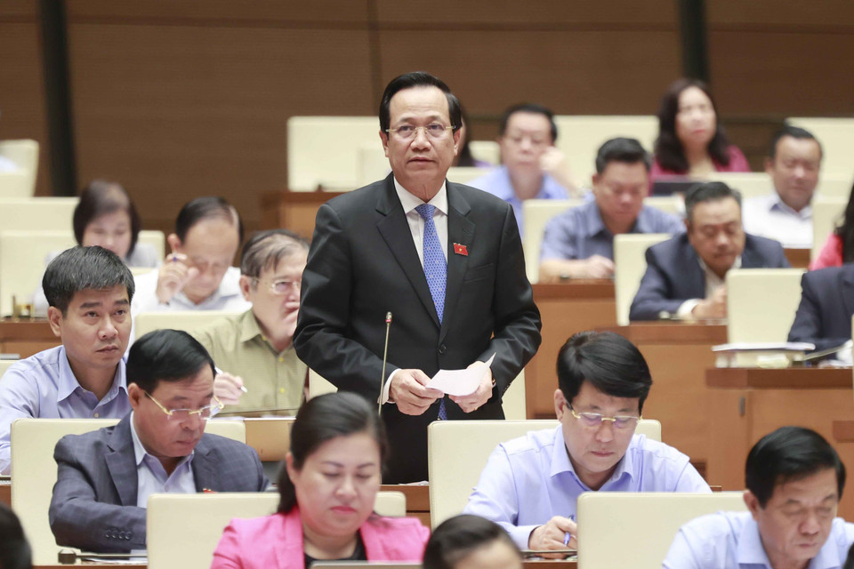 Bộ trưởng Bộ Lao động-Thương binh và Xã hội Đào Ngọc Dung trả lời chất vấn. (Ảnh: Doãn Tấn/TTXVN)