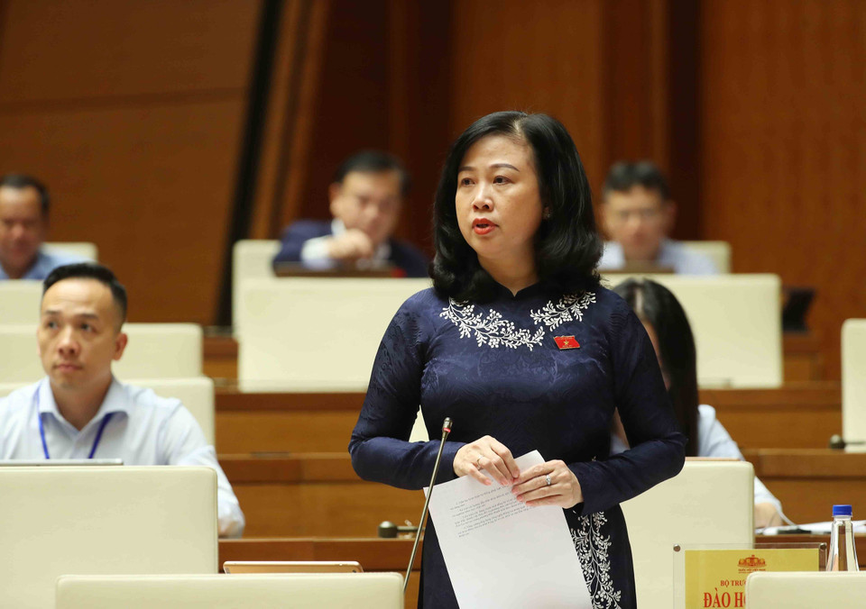 Bộ trưởng Bộ Y tế Đào Hồng Lan trả lời chất vấn. (Ảnh: An Đăng/TTXVN)