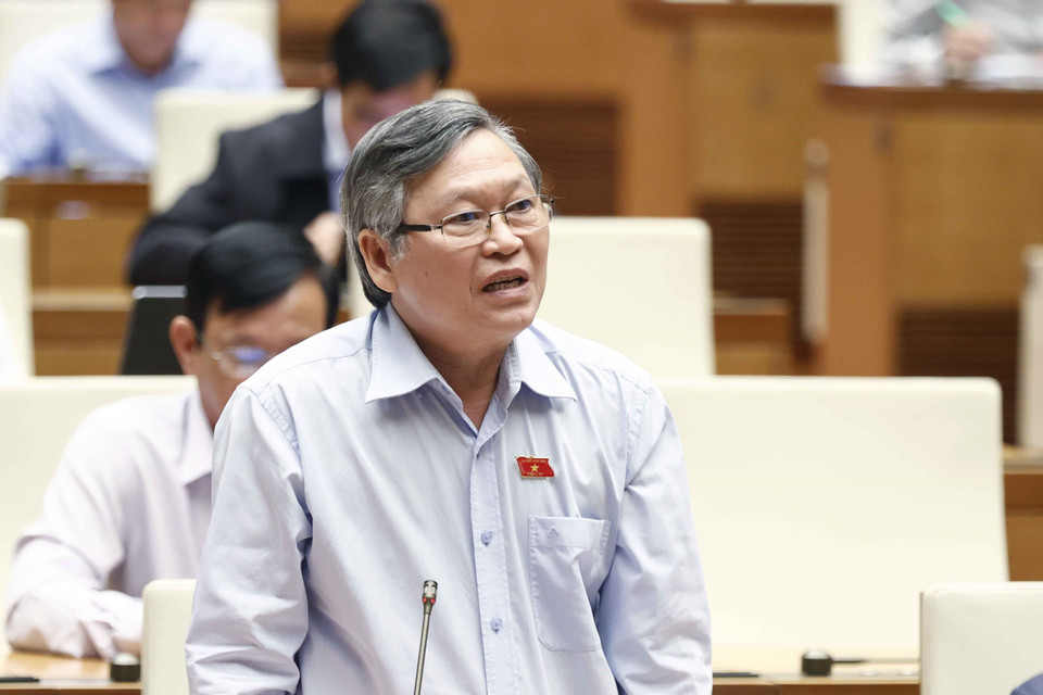 Đại biểu Quốc hội tỉnh Kon Tum Tô Văn Tám đặt câu hỏi chất vấn. (Ảnh: Doãn Tấn/TTXVN)