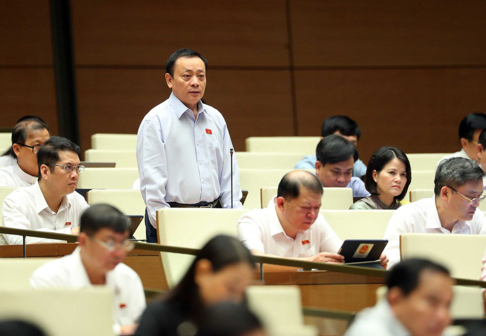 Đại biểu Quốc hội tỉnh Bình Dương Lê Văn Khảm đặt câu hỏi chất vấn. (Ảnh: An Đăng/TTXVN)