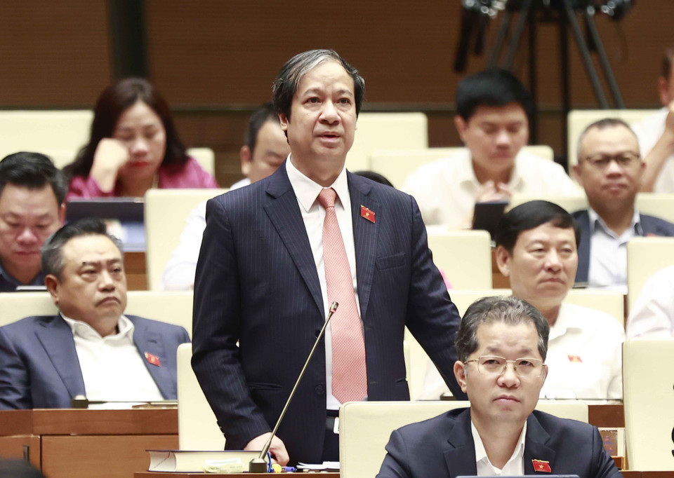 Bộ trưởng Bộ Giáo dục và Đào tạo Nguyễn Kim Sơn trả lời chất vấn. (Ảnh: Doãn Tấn/TTXVN)