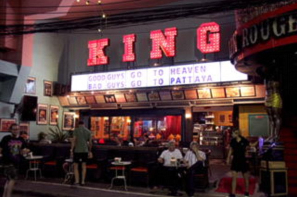 Mặc dù nhiều nơi ở Pattaya vẫn mở cửa nhưng không khí nặng nề tang thương vẫn bao trùm ở đây. (Nguồn: Dailymail)