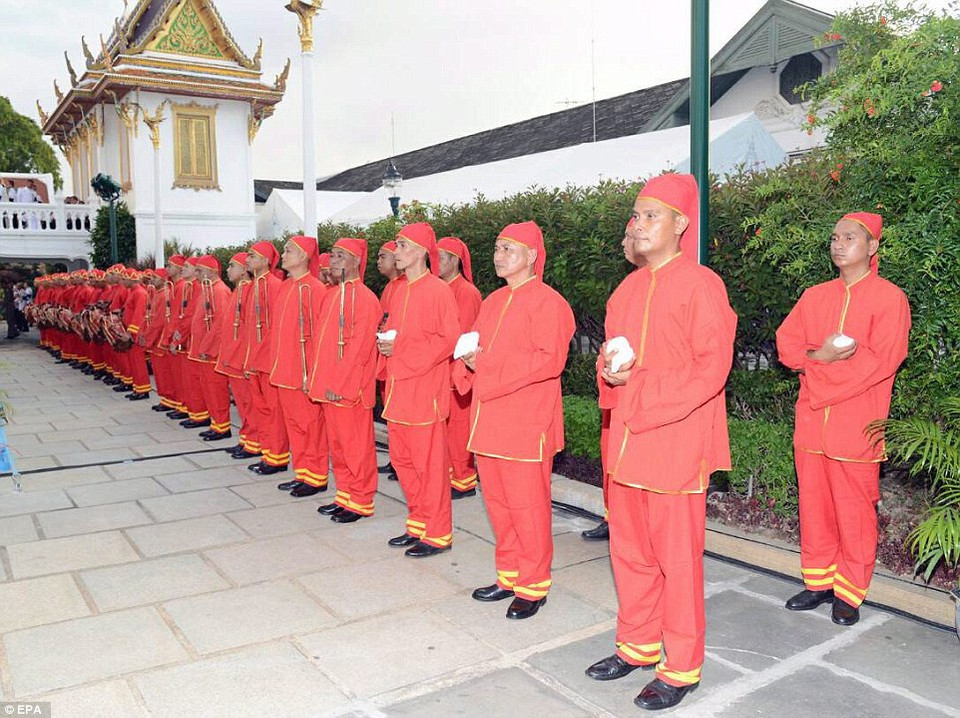 Đội nghi lễ trong trang phục đặc biệt chuẩn bị nghi thức lễ tắm hoàng gia. (Nguồn: Dailymail)