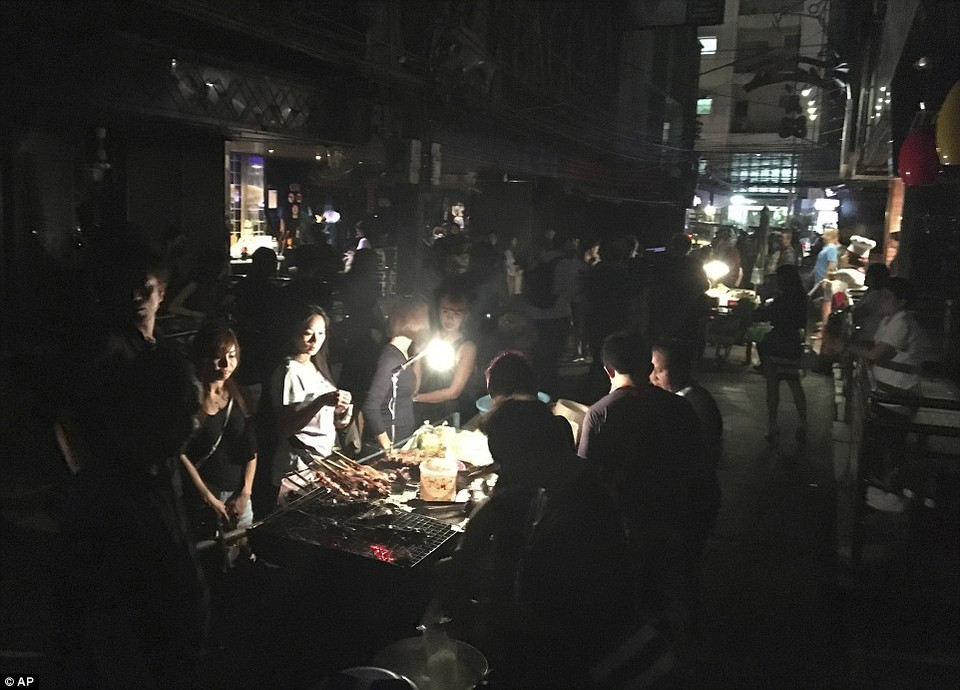 Các buổi ca nhạc và bữa tiệc bên bãi biển bị ngừng hoạt động. (nguồn: Dailymail)