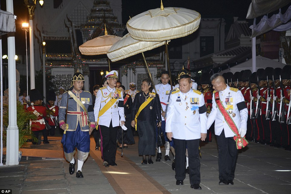 Hoàng thái tử Vajiralongkorn và công chúa Sirindhorn làm chủ tang lễ cho nhà vua. (Nguồn: Dailymail)
