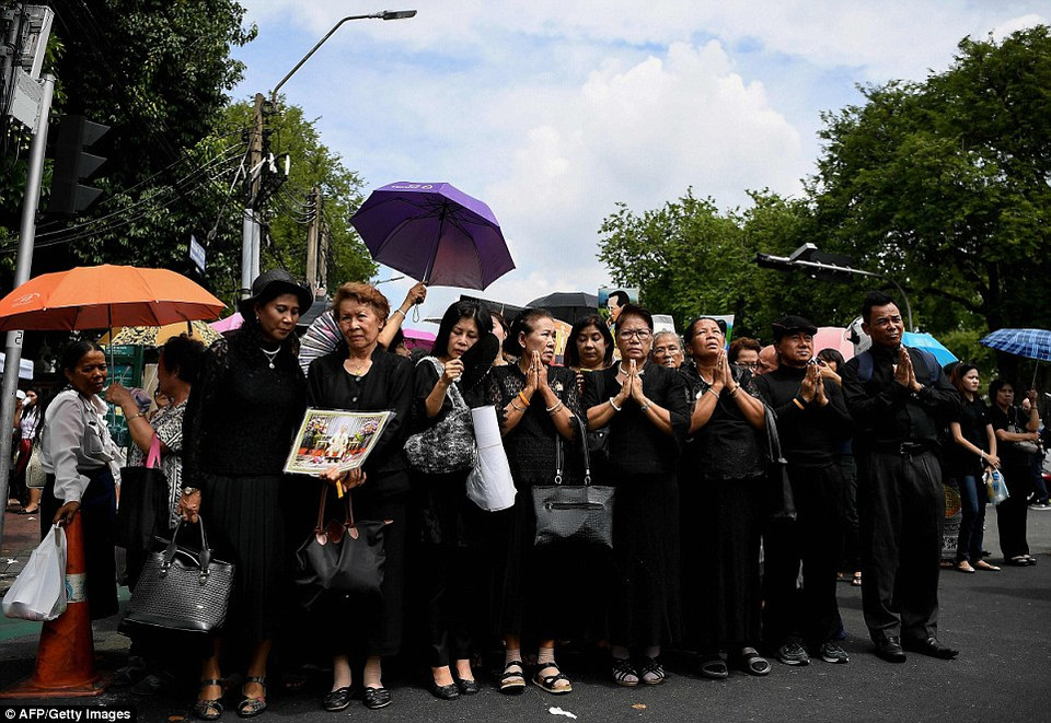 Người dân đứng bên ngoài cầu nguyện cho nhà vua. (Nguồn: Dailymail)