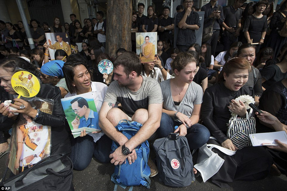 Người dân Thái Lan và khách du lịch ngồi bên ngoài cung điện của nhà vua Bhumibol Adulyadej. (Nguồn: Dailymail)