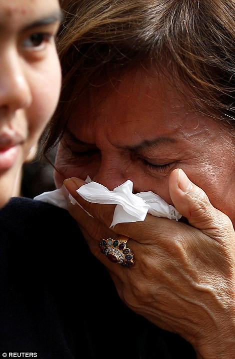 Một người phụ nữ Thái Lan khóc nức nở vì sự ra đi của nhà vua. (Nguồn: Dailymail)