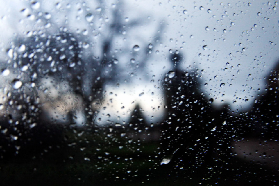 Không lạnh giá, nhưng mưa nhiều. Ngày 26/1, trời mưa và gió lớn tại Anh, nhất là ở vùng Tây Bắc và xứ Wales, do ảnh hưởng của trận bão tuyết lịch sử tại Mỹ. (Ảnh: Như Mai/Vietnam+)