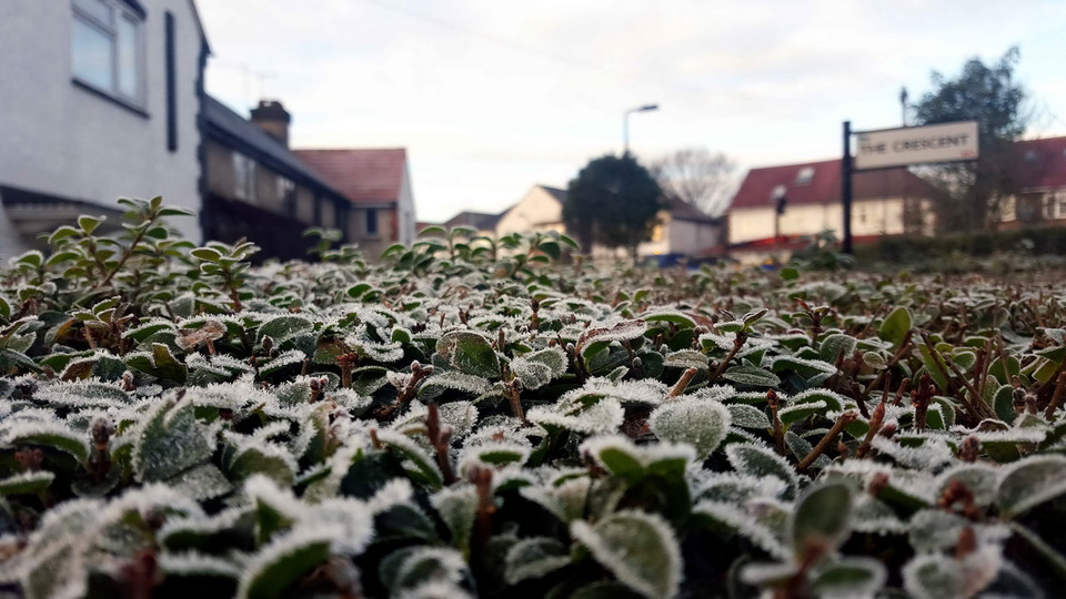 Chút tuyết đọng lại sau một đêm tuyết rơi hiếm hoi tại London trong mùa Đông năm nay. (Ảnh: Như Mai/Vietnam+)