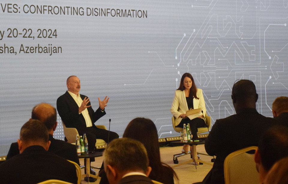 Tổng thống Azerbaijan Ilham Aliyev gặp gỡ và trao đổi với các đại biểu. (Ảnh: Sơn Nam/TTXVN)