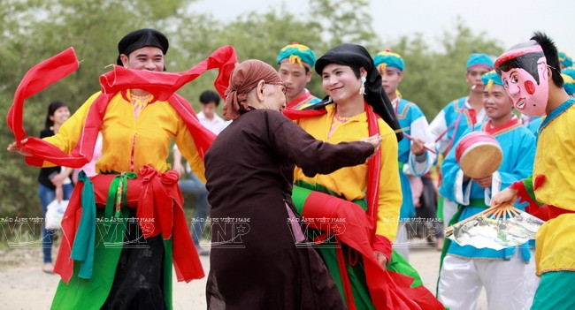 Trước mổ, các kỹ thuật viên lập trình chi tiết trên RENALSSENCE hoặc máy tính cá nhân để nhập dữ liệu từ phim cắt lớp vi tính vào phần mềm, xác định hướng, vùng phẫu thuật, vị trí cài đặt vít... (Ảnh: Dương Ngọc/TTXVN) 